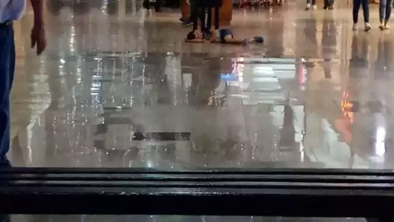 Al ser fabricadas con materiales sintéticos, las prendas suelen estar en la basura unos meses después de ser adquiridas.