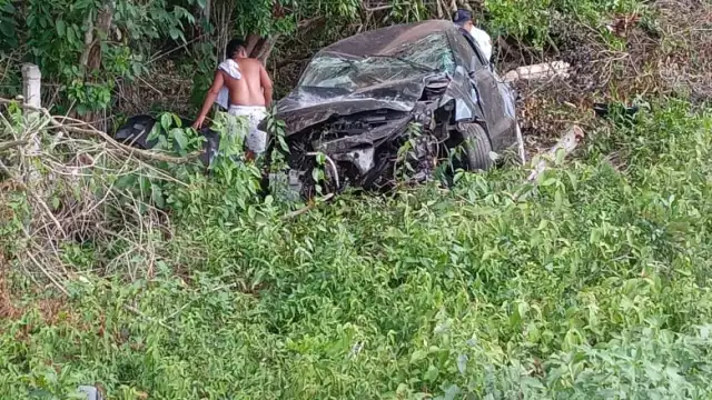 El automóvil quedó destrozado