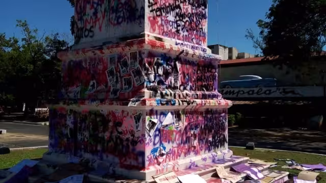 La Glorieta ubicada frente al remate de Paseo de Montejo seguía luciendo los mensajes de las manifestantes