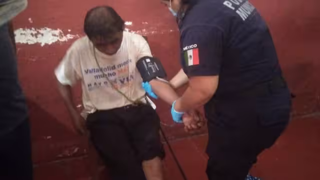 El hombre fue encontrado caminando en una carretera