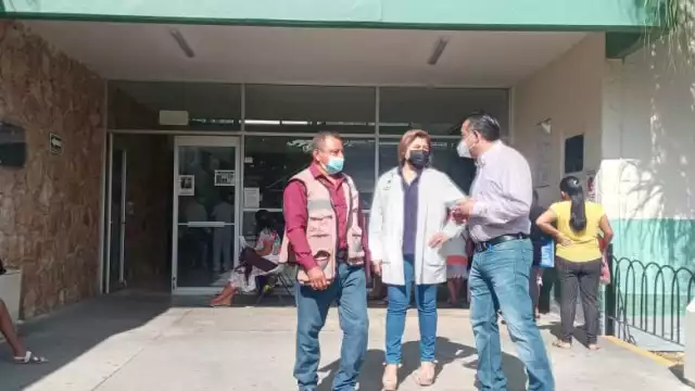 Mientras esperan, los ciudadanos se encuentran bajo los fuertes rayos del sol