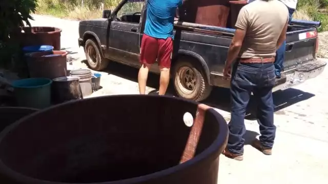 Penurias son las que debe pasar María Nazarena para llenar sus recipientes con los que lleva el líquido hasta su hogar