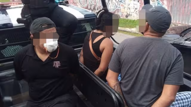 El vehículo era conducido por Steve P. A. de 26 años de edad, quien descendió del auto junto con una pareja