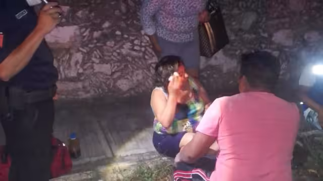 Tanto el conductor del mototaxi y la pasajera salieron lesionados, vecinos del rumbo que se percataron de lo sucedido dinero aviso a la base policial