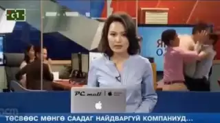 La conductora continuó informando de las noticias a pesar de la plea que se desarrollaba a sus espaldas