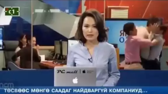 La conductora continuó informando de las noticias a pesar de la plea que se desarrollaba a sus espaldas La conductora continuó informando de las noticias a pesar de la plea que se desarrollaba a sus espaldas