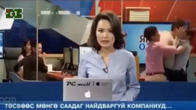 La conductora continuó informando de las noticias a pesar de la plea que se desarrollaba a sus espaldas