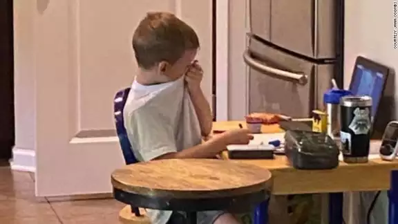 Jana Coombs captó el momento en que su hijo sucumbe ante la frustración (Especial)