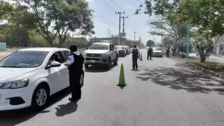 Operativo contra vehículos polarizados causa molestia a conductores en Chetumal