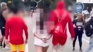 En una táctica inusual pero efectiva, un grupo de agentes de la policía civil de São Paulo vestidos como el ícono mexicano El Chapulín Colorado .