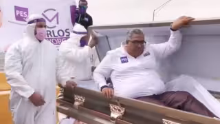 Candidato a diputado del PES inicia campaña en féretro y pide que si no cumple lo ‘entierren vivo’
