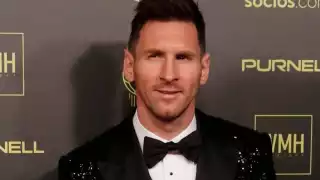 El futbolista protagoniza un video en donde aparece interpretando el tema 'Tengo todo excepto a ti'