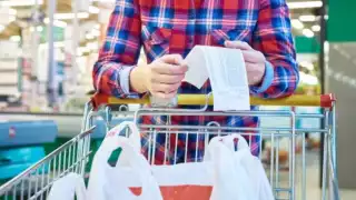 Profeco prohíbe revisar tickets de compra al salir de supermercados