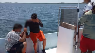 Rescatan a cinco buzos tras ser abandonados en altamar en Dzilam de Bravo