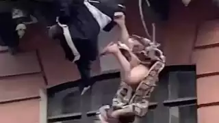 Cae pareja de balcón en Rusia.