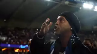 Ronaldinho fue el invitado de honor del PSG en la casa del conjunto parisino