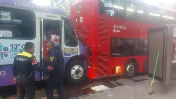 El fuerte choque registrado antes de las 09:00 horas, tiempo del centro, ha causado una fuerte movilización en una de las zonas con más oficinas de la urbe