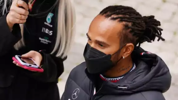 Lewis Hamilton frena tarde y atropella a uno de sus mecánicos Lewis Hamilton frena tarde y atropella a uno de sus mecánicos