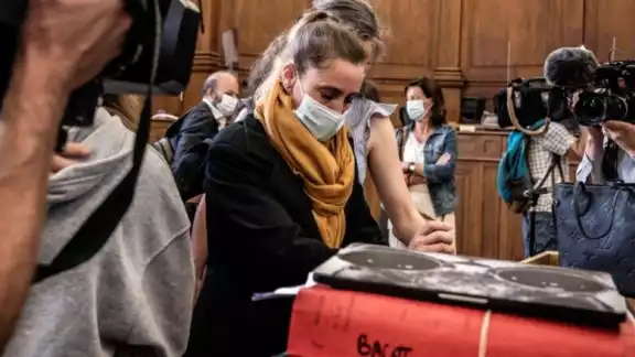 La mujer, con ayuda de dos de sus hijos, enterró el cuerpo de su padrastro en un bosque La mujer, con ayuda de dos de sus hijos, enterró el cuerpo de su padrastro en un bosque
