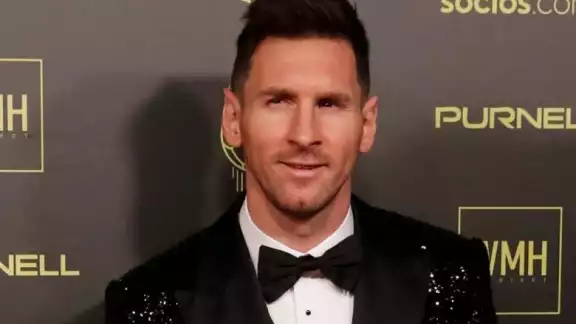 El futbolista protagoniza un video en donde aparece interpretando el tema 'Tengo todo excepto a ti' El futbolista protagoniza un video en donde aparece interpretando el tema 'Tengo todo excepto a ti'
