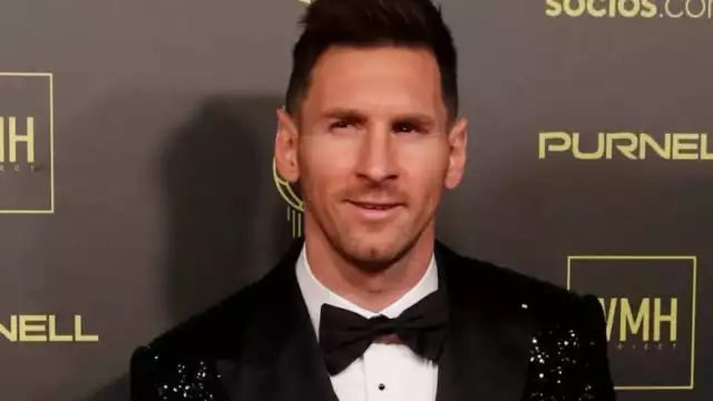 El futbolista protagoniza un video en donde aparece interpretando el tema 'Tengo todo excepto a ti'