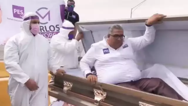 Candidato a diputado del PES inicia campaña en féretro y pide que si no cumple lo ‘entierren vivo’