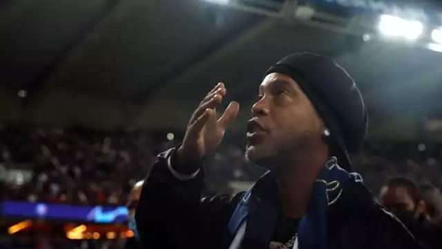 Ronaldinho volvió a pisar una cancha para sumarse al torneo que Gerard Piqué creo
