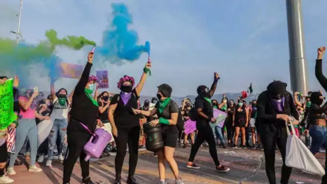 Un grupo de mujeres que participan en el Día Internacional de la Mujer derribó un semáforo que se ubicaba en la esquina de la Plaza de la Constitución y Pino Suárez
