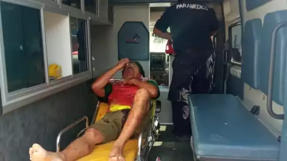 Los paramédicos trasladaron al lesionado de urgencia al hospital del IMSS, pero murió cuando era atendido quirúrgicamente