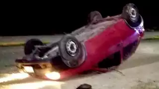 Auto volcado por exceso de velocidad 

