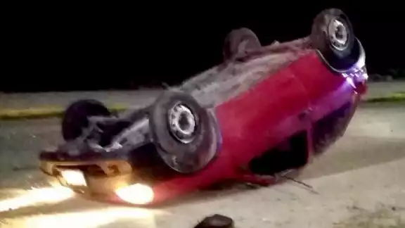 Auto volcado por exceso de velocidad
Auto volcado por exceso de velocidad