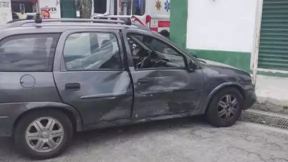 Un conductor atropelló a dos personas que transitaban en motocicleta en el centro de Mérida Un conductor atropelló a dos personas que transitaban en motocicleta en el centro de Mérida