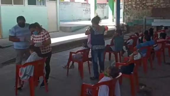 Padres de familia y profesores dijeron sentirse aliviados y alegaron que llevaban tiempo luchando contra los parásitos Padres de familia y profesores dijeron sentirse aliviados y alegaron que llevaban tiempo luchando contra los parásitos