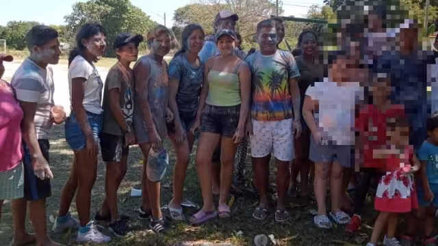 La pintadera de este año duró alrededor de dos horas y fueron alrededor de 70 personas las que participaron