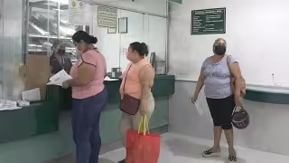 Ciudad del Carmen: 'Coyotes' abusan de derechohabientes del IMSS; cobran por hacer trámites