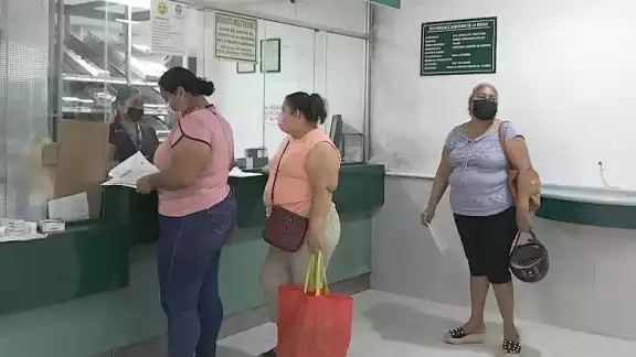 Los 'coyotes' cobran a los usuarios por hacer trámites gratuitos en el IMSS