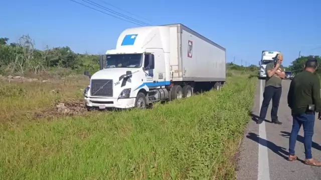 El tráiler se salió de la vía en el kilómetro 96 de la carretera Tizimín a Río Lagartos