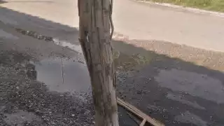 Vehículo fantasma daña poste en Sabancuy; vecinos exigen reparación urgente