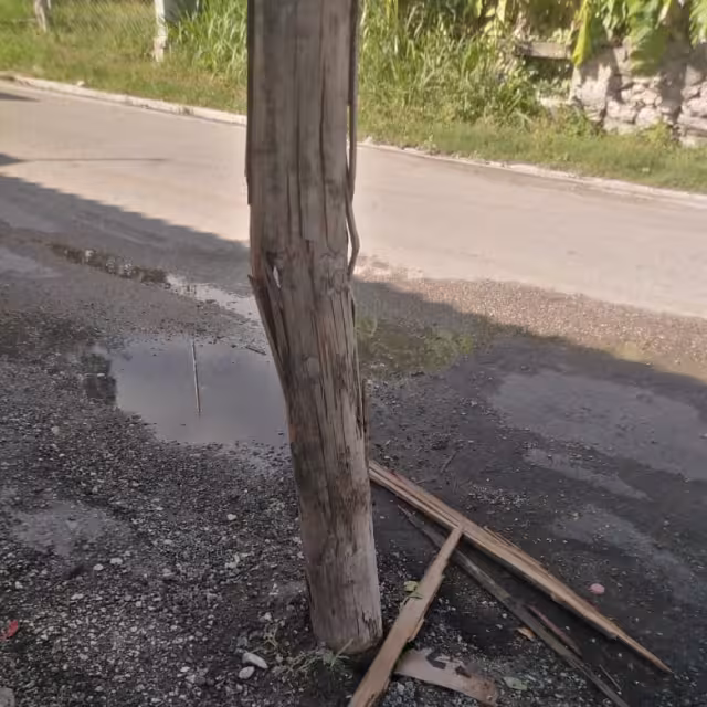 Chocan camioneta del sacerdote y poste de Telmex en Sabancuy