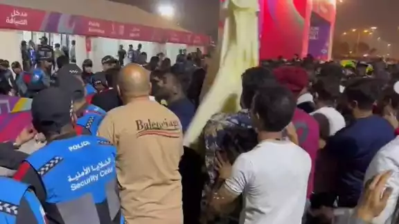 Amenazan policías a aficionados en Qatar Amenazan policías a aficionados en Qatar