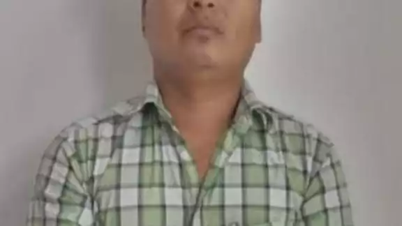 El detenido amagó a los empleados de una tienda de conveniencia en Cancún para robar productos del aparador