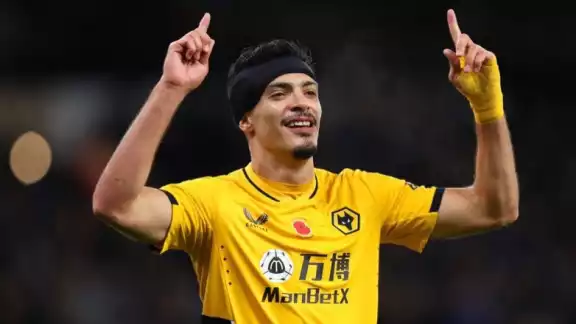 Raúl Jiménez anota golazo en Premier League y llega a 50 goles con los Wolves