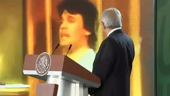 El presidente recuerda al Divo de Juárez antes de terminar su conferencia