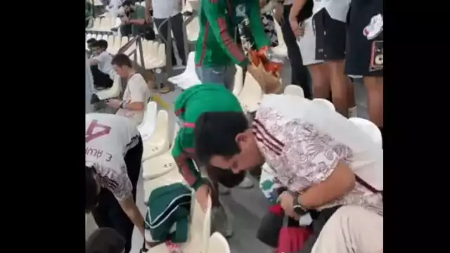 Aficionados mexicanos limpian estadio