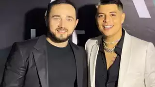 El vocalista de Grupo Firme quedó sorprendido al ver su comida volar y caer al piso tras el manotazo que le dio Beto Sierra.