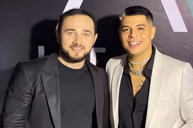 El vocalista de Grupo Firme quedó sorprendido al ver su comida volar y caer al piso tras el manotazo que le dio Beto Sierra.