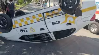 Se vuelca taxi tras ser impactado por un vehículo particular