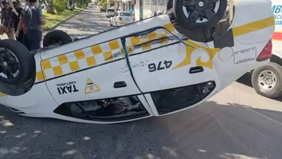 Cuando el taxi fue golpeado, cuatro personas se encontraban en su interior. Cuando el taxi fue golpeado, cuatro personas se encontraban en su interior.