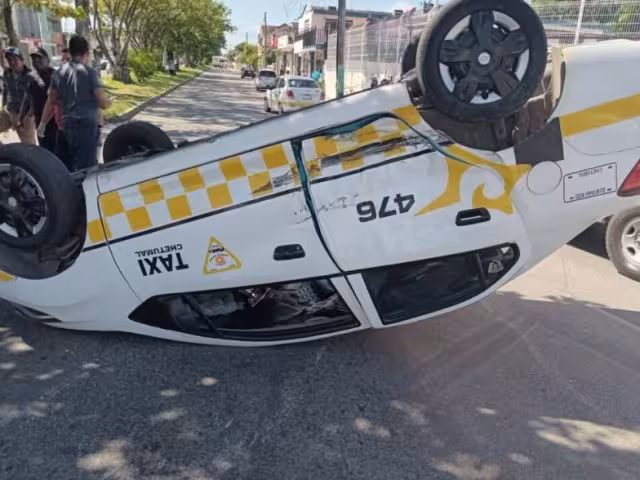 Cuando el taxi fue golpeado, cuatro personas se encontraban en su interior.