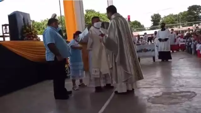 La ceremonia se celebró en la cancha de usos múltiples de Ukum, Hopelchén en medio de veintenas de sacerdotes